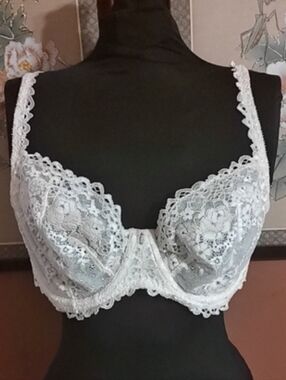 🌹💎🌹Beautiful Delicate Vintage Y2K VS Light Cream Ivory Floral Lace  Bra - 38D